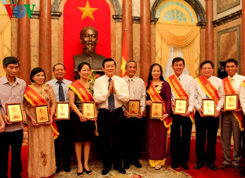 Президент СРВ провёл встречу с лучшими руководителями местных профсоюзных организаций